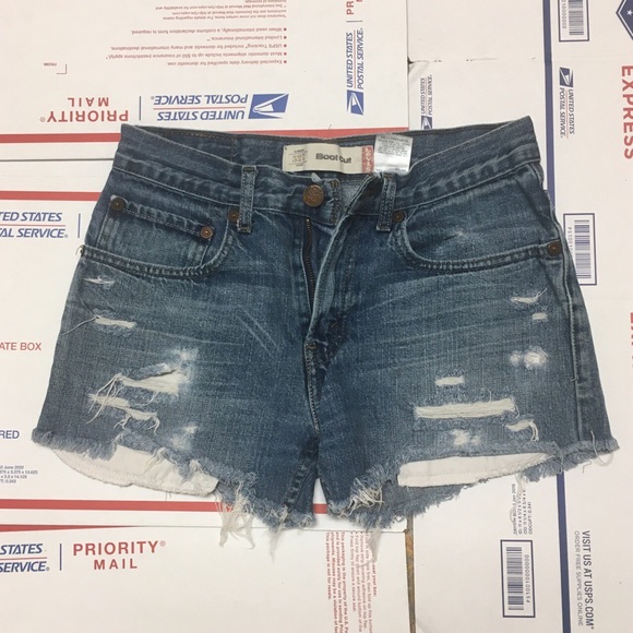 Levi's Pants - Levi’s mid rise shorts